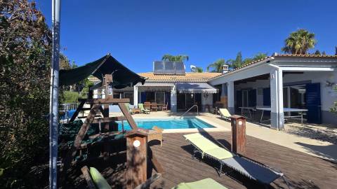 Moradia Isolada T5 - Piscina Aquecida - Jardim - Garagem - Anexo T2 -Urbanização St. António - Alvor