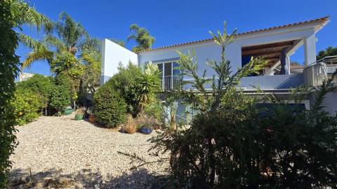 Moradia Isolada T5 - Piscina Aquecida - Jardim - Garagem - Anexo T2 -Urbanização St. António - Alvor