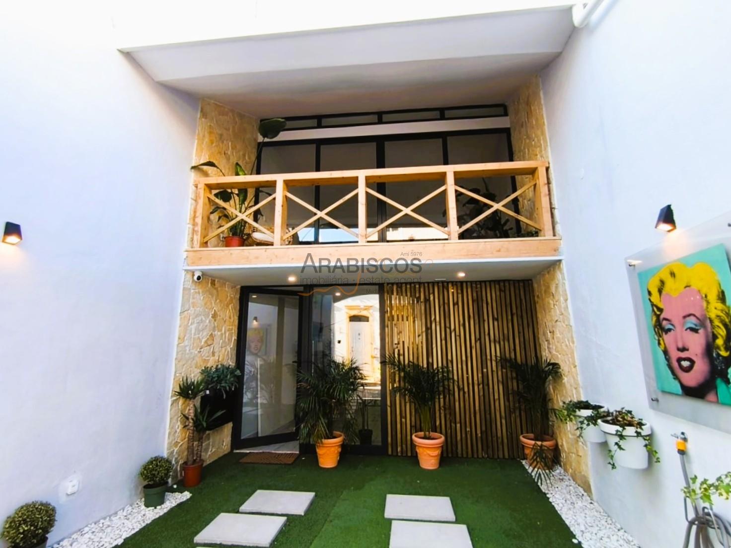 Moradia - Nova - Garagem - Jardim Interior - Portimão - Algarve