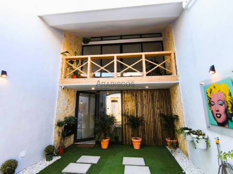 Moradia - Nova - Garagem - Jardim Interior - Portimão - Algarve