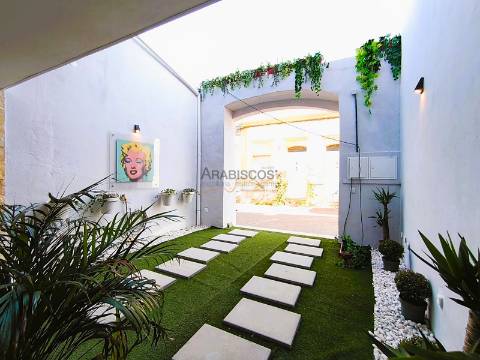 Moradia - Nova - Garagem - Jardim Interior - Portimão - Algarve