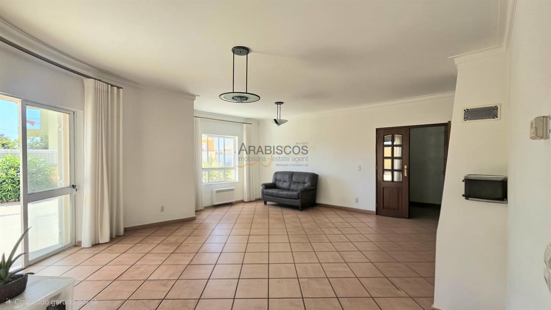 Moradia Isolada T4 - Escritório -  Barbecue - Painéis Solares - Garagem - Portimão