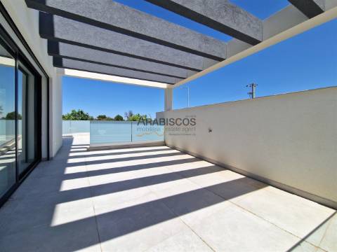 Moradia T4 - Piscina - Barbecue - Piso Radiante - 3 Suítes - Garagem - Mexilhoeira Grande - Algarve