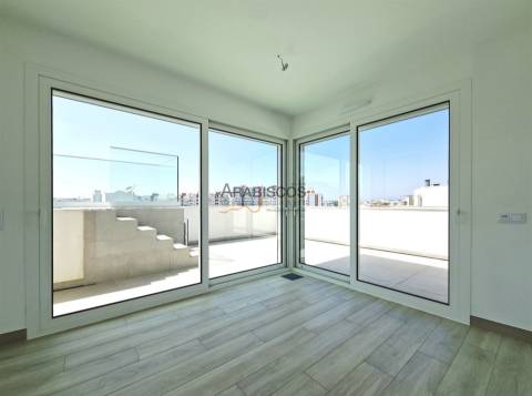 Penthouse T3 - Terraço com 115 m2 - Piscina Privativa - Ar Condicionado - Piso Radiante - Portimão