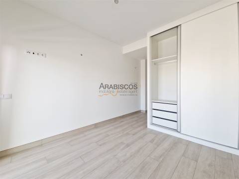 Apartamento T3 - Piscina - Varanda com 43m2 - Arrumo - 2 Lugares Estacionamento - Portimão - Algarve
