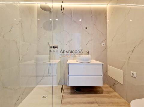 Apartamento T3 - Piscina - Varanda com 43m2 - Arrumo - 2 Lugares Estacionamento - Portimão - Algarve