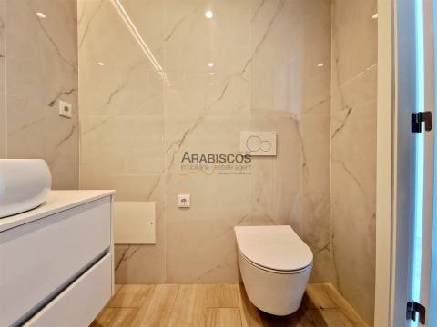 Apartamento T3 - Piscina - Varanda com 43m2 - Arrumo - 2 Lugares Estacionamento - Portimão - Algarve