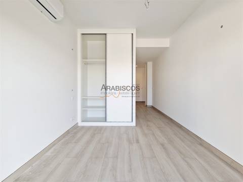 Apartamento T3 - Piscina - Varanda com 43m2 - Arrumo - 2 Lugares Estacionamento - Portimão - Algarve