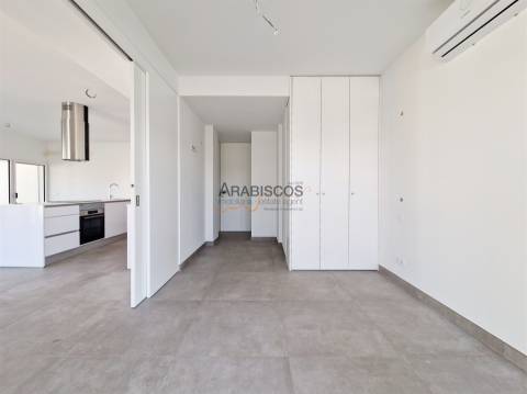 Apartamento T3 - Piscina - Varanda com 43m2 - Arrumo - 2 Lugares Estacionamento - Portimão - Algarve
