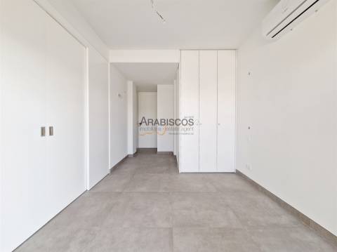Apartamento T3 - Piscina - Varanda com 43m2 - Arrumo - 2 Lugares Estacionamento - Portimão - Algarve