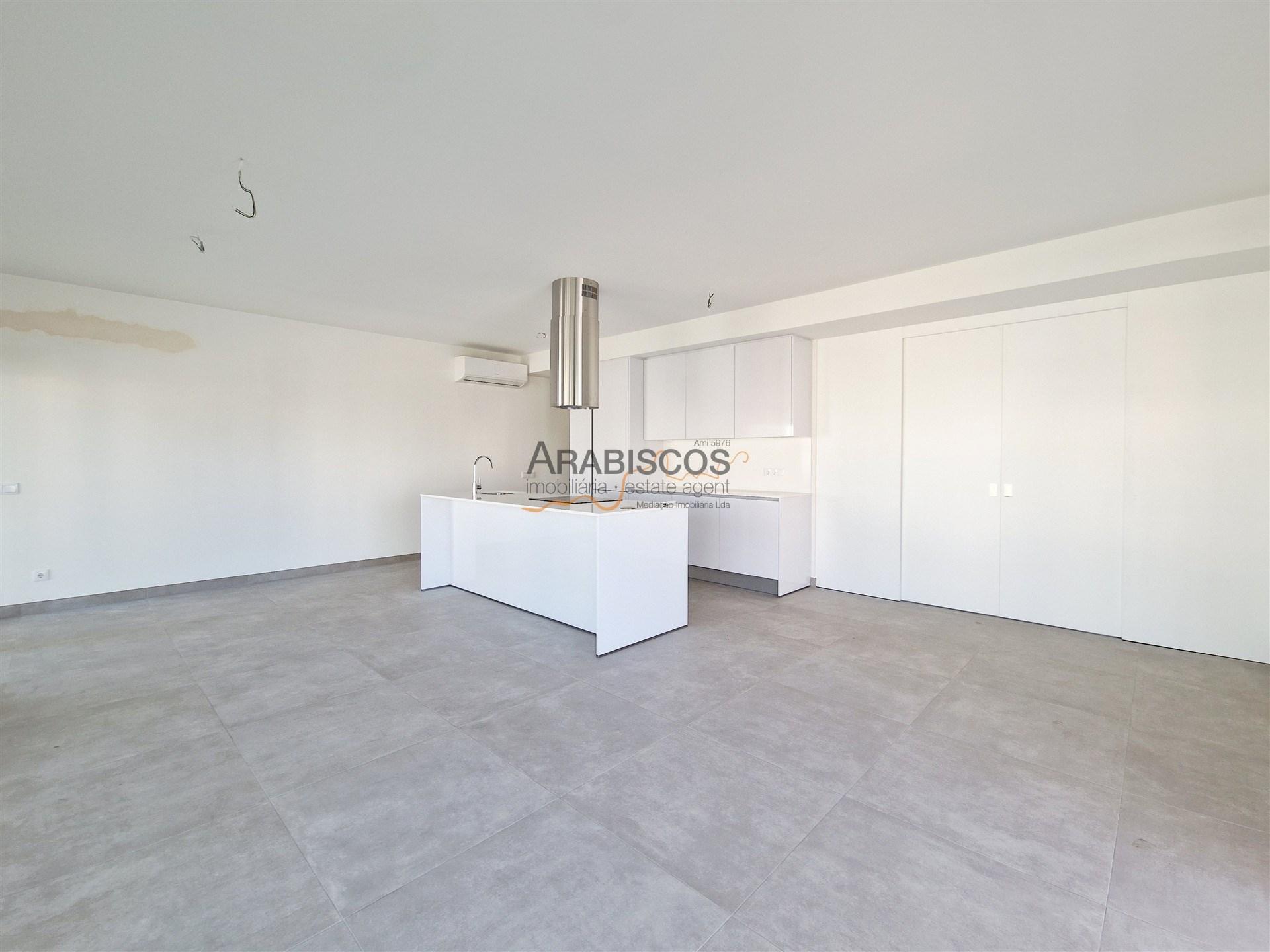 Apartamento T3 - Piscina - Varanda com 43m2 - Arrumo - 2 Lugares Estacionamento - Portimão - Algarve