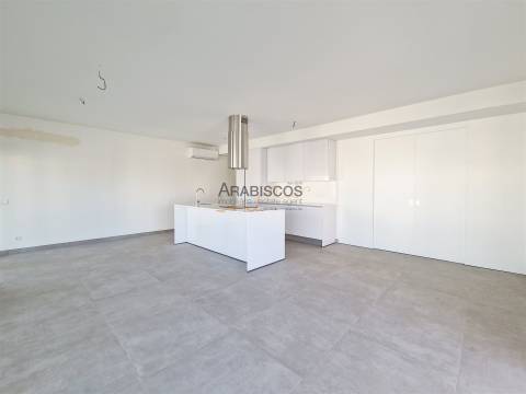 Apartamento T3 - Piscina - Varanda com 43m2 - Arrumo - 2 Lugares Estacionamento - Portimão - Algarve