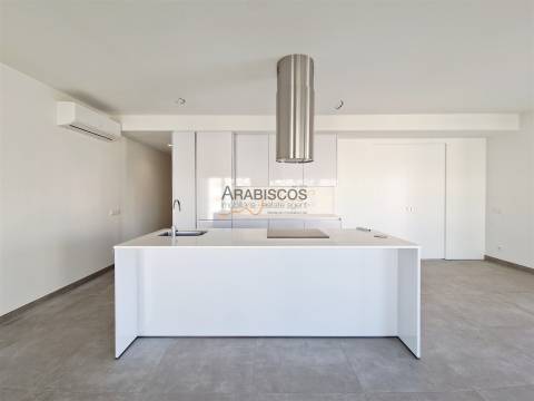 Apartamento T3 - Piscina - Varanda com 43m2 - Arrumo - 2 Lugares Estacionamento - Portimão - Algarve