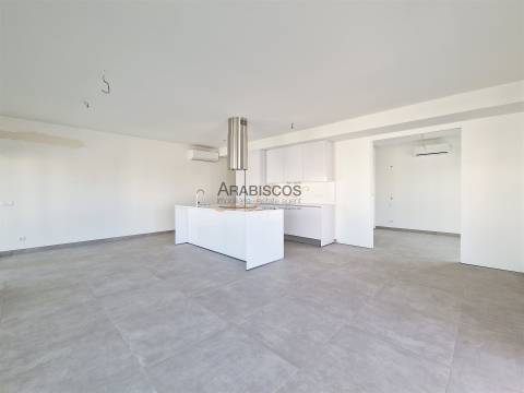 Apartamento T3 - Piscina - Varanda com 43m2 - Arrumo - 2 Lugares Estacionamento - Portimão - Algarve