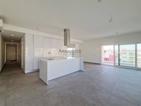 Apartamento T3 - Piscina - Varanda com 43m2 - Arrumo - 2 Lugares Estacionamento - Portimão - Algarve