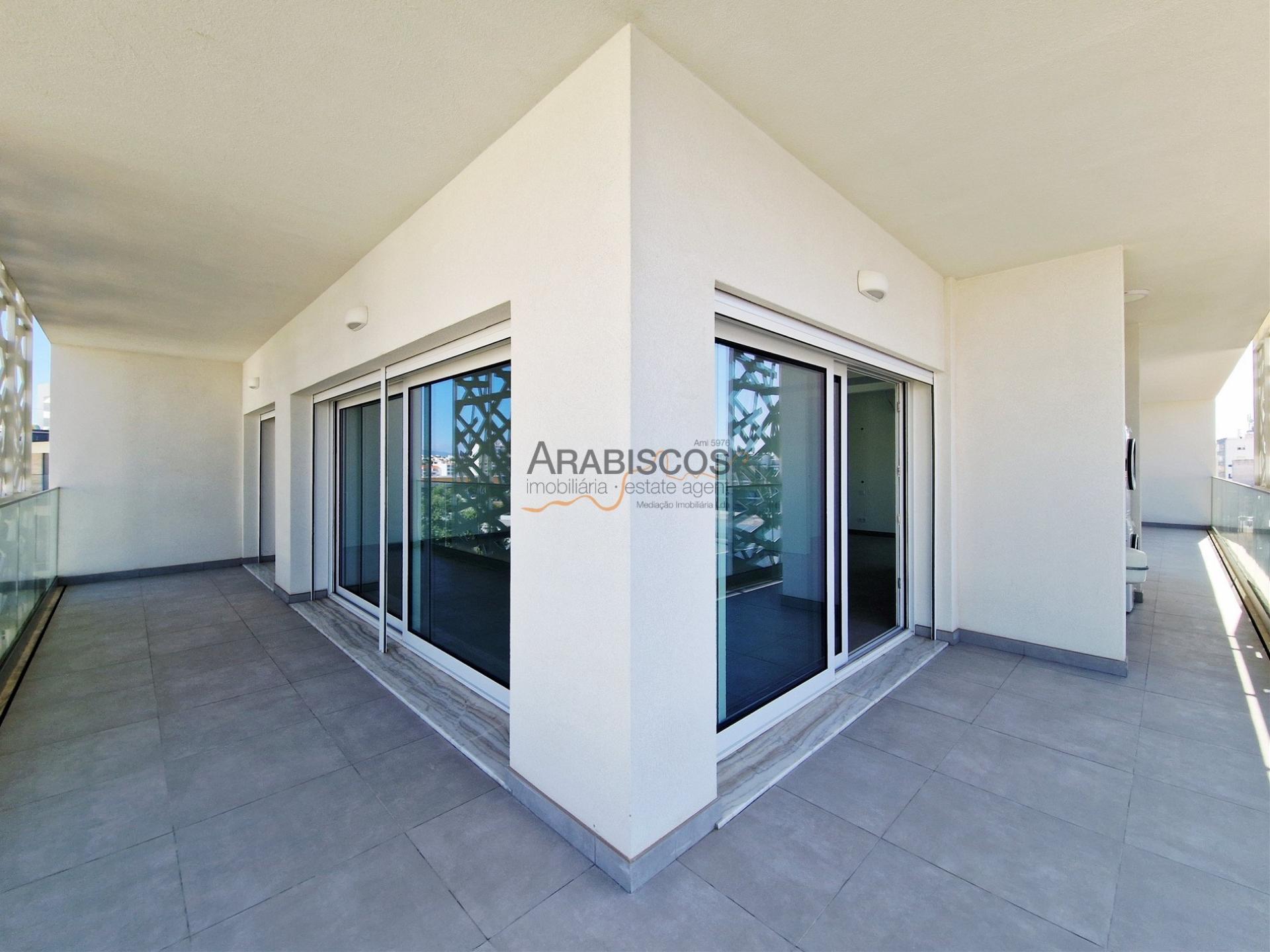 Apartamento T3 - Piscina - Varanda com 43m2 - Arrumo - 2 Lugares Estacionamento - Portimão - Algarve