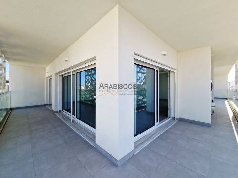 Apartamento T3 - Piscina - Varanda com 43m2 - Arrumo - 2 Lugares Estacionamento - Portimão - Algarve