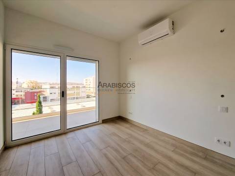 Apartamento T3 - Piscina - Varanda com 43m2 - Arrumo - 2 Lugares Estacionamento - Portimão - Algarve