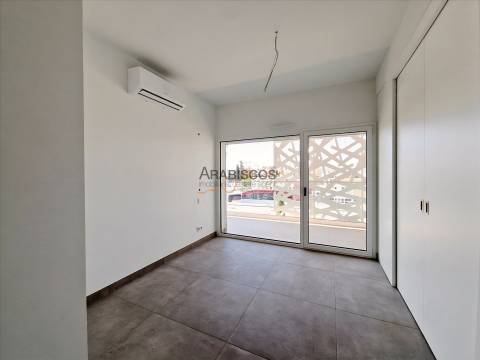 Apartamento T3 - Piscina - Varanda com 43m2 - Arrumo - 2 Lugares Estacionamento - Portimão - Algarve