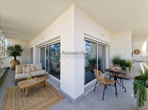 Apartamento T3 - Piscina - Varanda com 43m2 - Arrumo - 2 Lugares Estacionamento - Portimão - Algarve