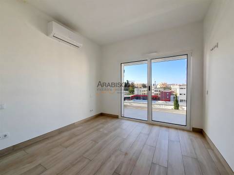 Apartamento T3 - Piscina - Varanda com 43m2 - Arrumo - 2 Lugares Estacionamento - Portimão - Algarve