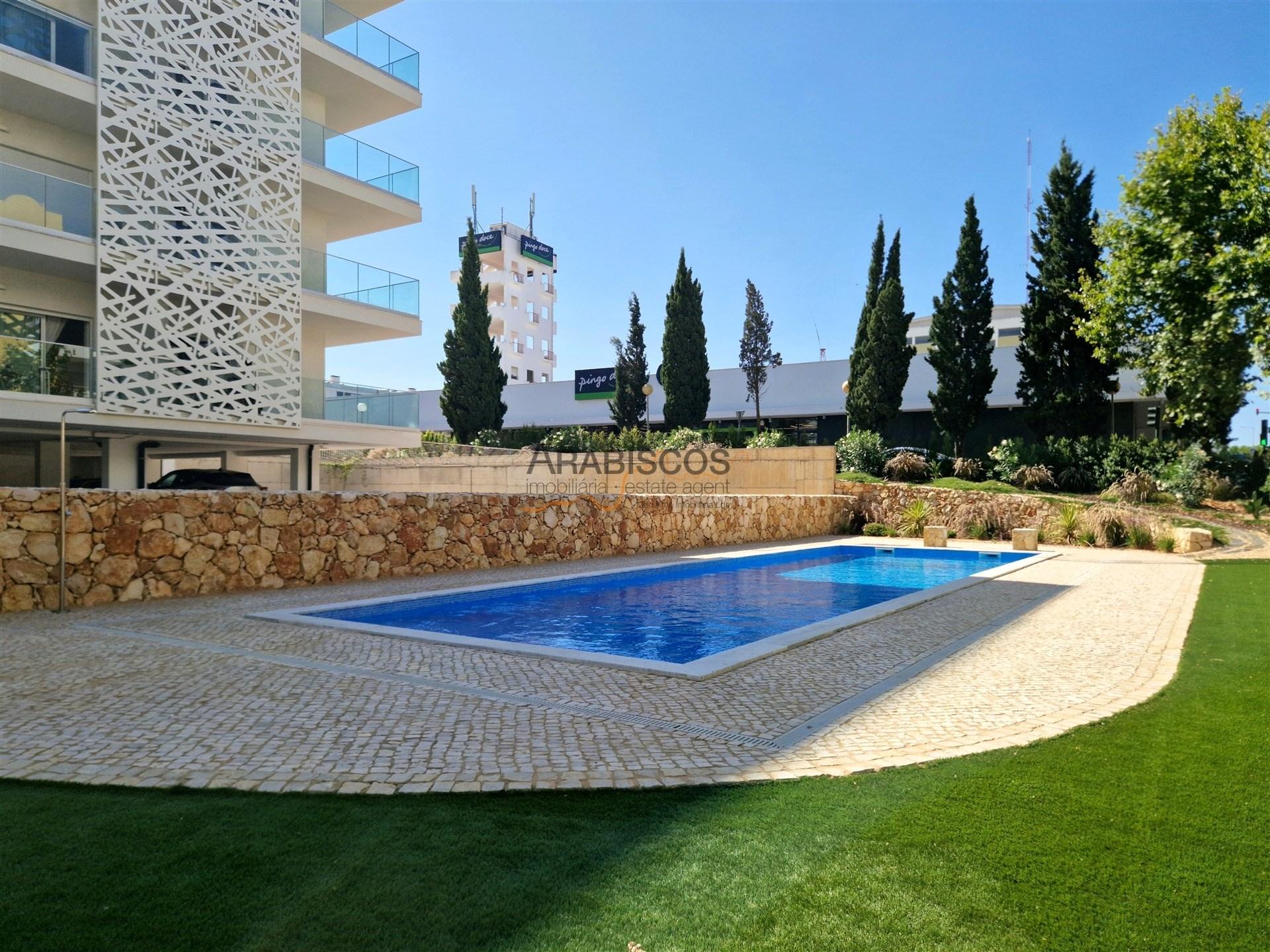 Apartamento T3 - Piscina - Varanda com 43m2 - Arrumo - 2 Lugares Estacionamento - Portimão - Algarve