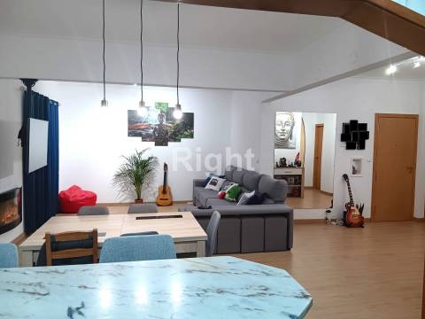 Apartamento T4 transformado em T3 remodelado no Feijó