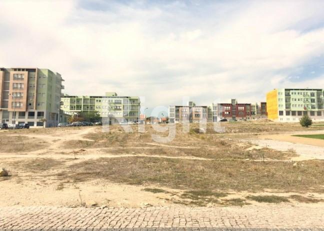 Lote de terreno com 329m2 em Camarate