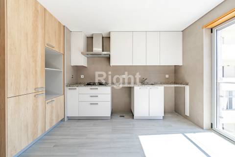 Apartamento T3 com garagem em empreendimento novo nas Laranjeiras