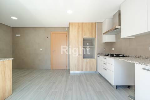 Apartamento T3 com garagem em empreendimento novo nas Laranjeiras