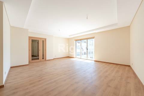 Apartamento T3 com garagem em empreendimento novo nas Laranjeiras