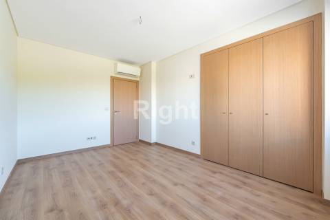 Apartamento T3 com garagem em empreendimento novo nas Laranjeiras