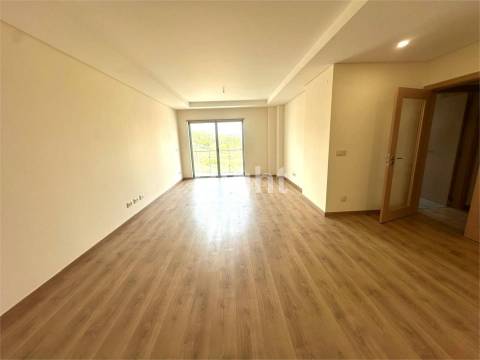 Apartamento T2 com 2 lugares de estacionamento em empreendimento novo nas Laranjeiras