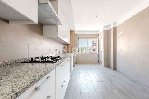 Apartamento T3 com garagem em empreendimento novo nas Laranjeiras