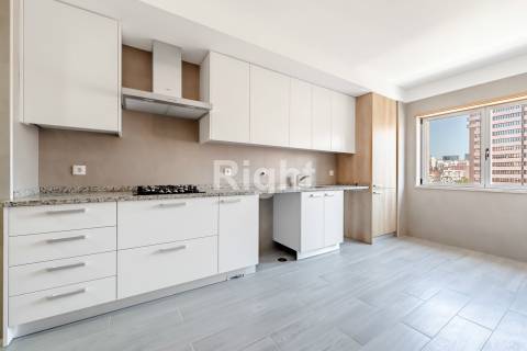 Apartamento T3 com garagem em empreendimento novo nas Laranjeiras