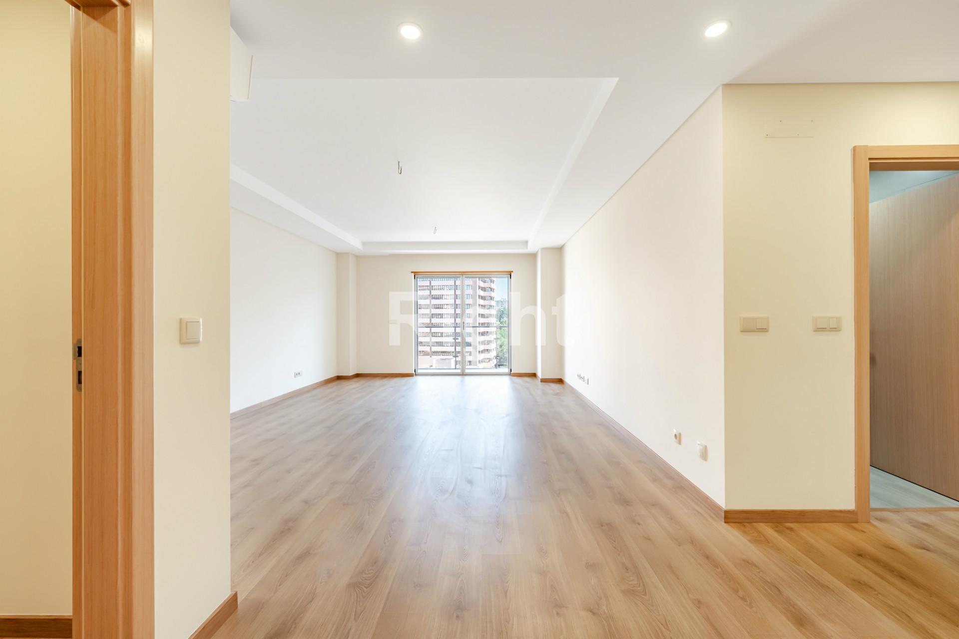 Apartamento T3 com garagem em empreendimento novo nas Laranjeiras