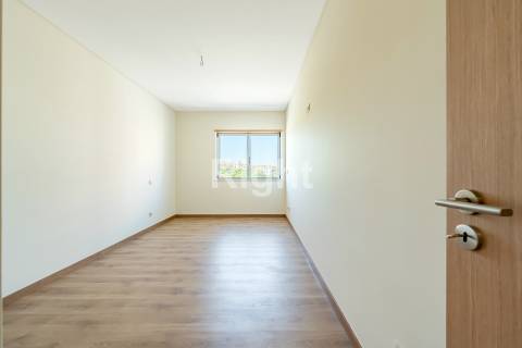 Apartamento T3 com garagem em empreendimento novo nas Laranjeiras