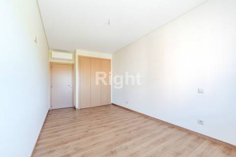 Apartamento T3 com garagem em empreendimento novo nas Laranjeiras