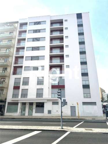 Apartamento T2 com 2 lugares de estacionamento em empreendimento novo nas Laranjeiras