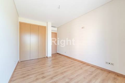 Apartamento T3 com garagem em empreendimento novo nas Laranjeiras