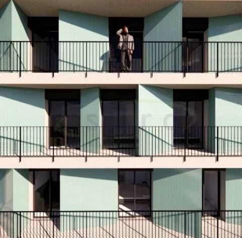 Apartamento T2 com varanda e lugar de garagem em edifício com jardim.