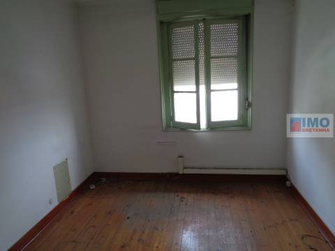 Edifício c/ projeto para 5 Apartamentos