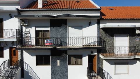 Moradia c/ Dois Apartamentos - Penedos Altos