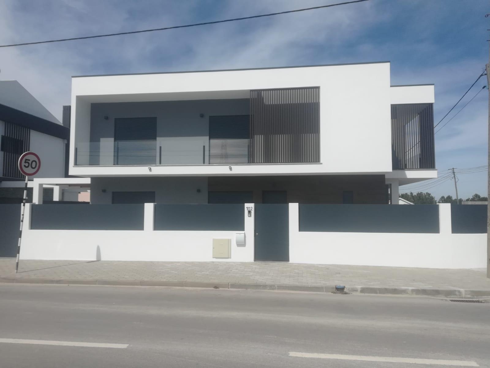 Moradia V4 Geminada  - Qtª das Laranjeiras - Fernão Ferro