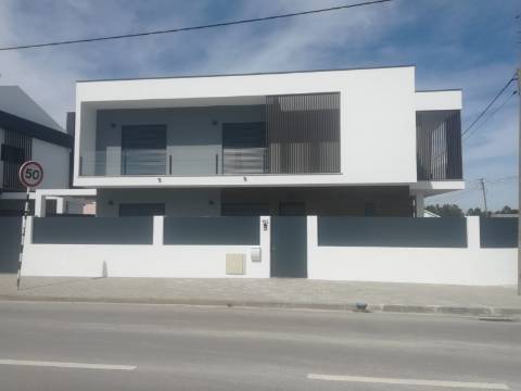 Moradia V4 Geminada  - Qtª das Laranjeiras - Fernão Ferro