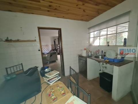 Moradia V4 em Escalos de Cima