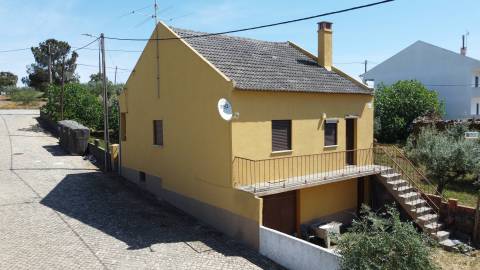Moradia com quintal e garagem - Malpica do Tejo