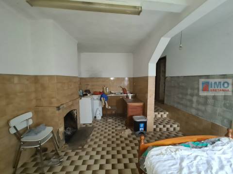 Moradia com quintal - Aldeia do Padrão - Almaceda
