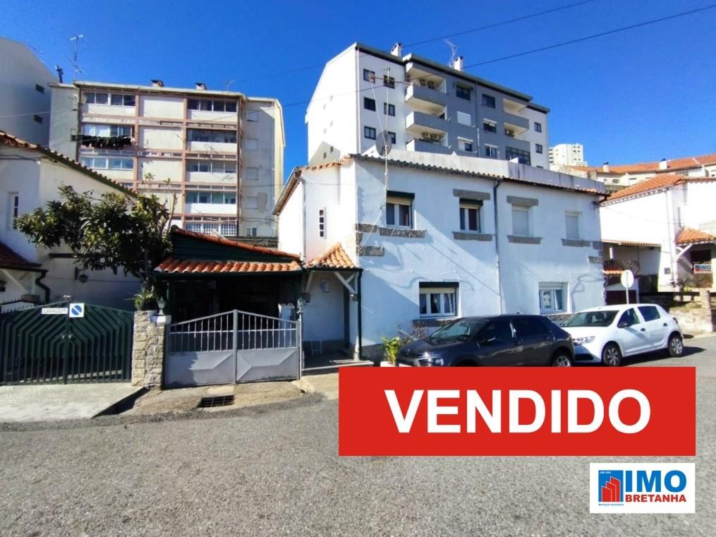 VENDIDO - Moradia V3 - Bairro do Rodrigo