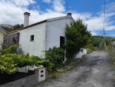 Moradia V3 p/ Recuperar - Vila do Carvalho